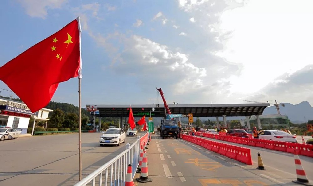 國(guó)慶節(jié)快樂(lè)，向祖國(guó)致敬！